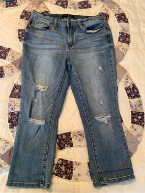 Distressed Women’s Cropped Blue Jeans